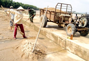 People shovel sand from the top soil of fields in Dai Cuong Commune, Dai Loc District, Quang Nam Province (Photo: SGGP) People shovel sand from the top soil of fields in Dai Cuong Commune, Dai Loc District, Quang Nam Province (Photo: SGGP)